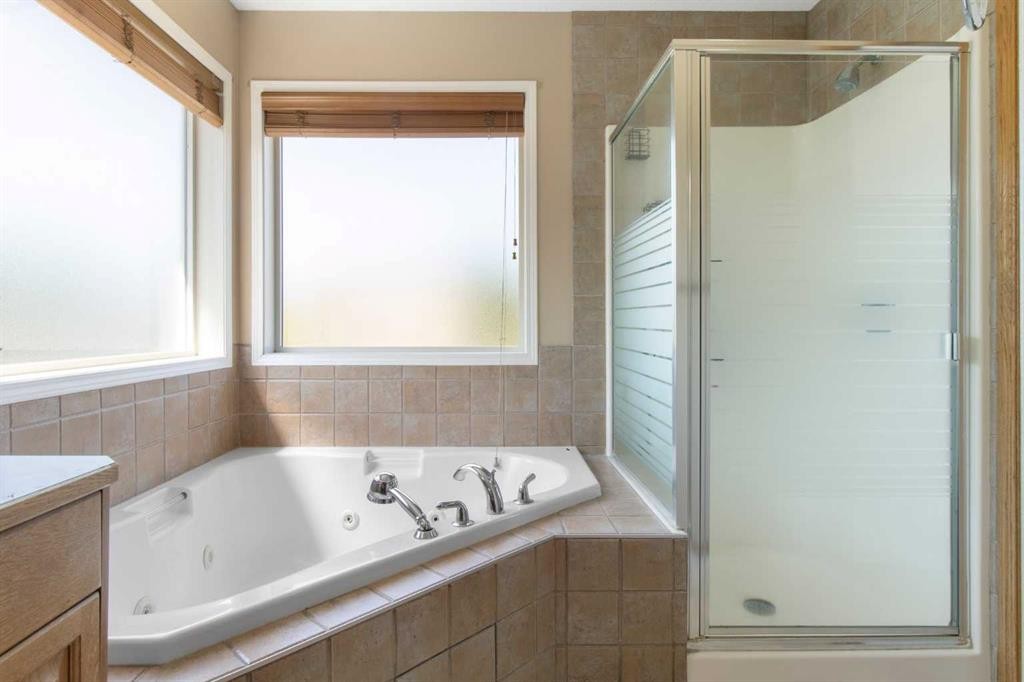 235 Everwillow Close Sw, Calgary, AB - Indoor Photo Showing Bathroom