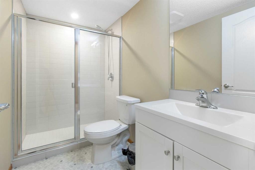 235 Everwillow Close Sw, Calgary, AB - Indoor Photo Showing Bathroom