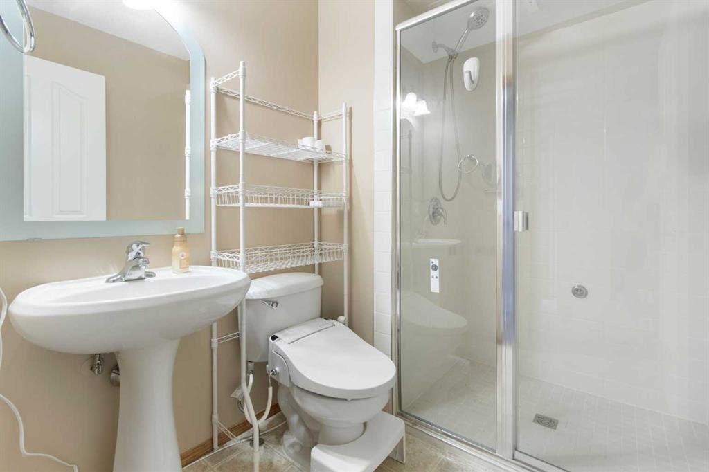235 Everwillow Close Sw, Calgary, AB - Indoor Photo Showing Bathroom