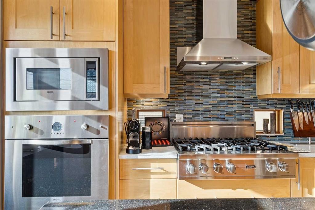 2407 Westmount Road Nw, Calgary, AB - Indoor Photo Showing Kitchen