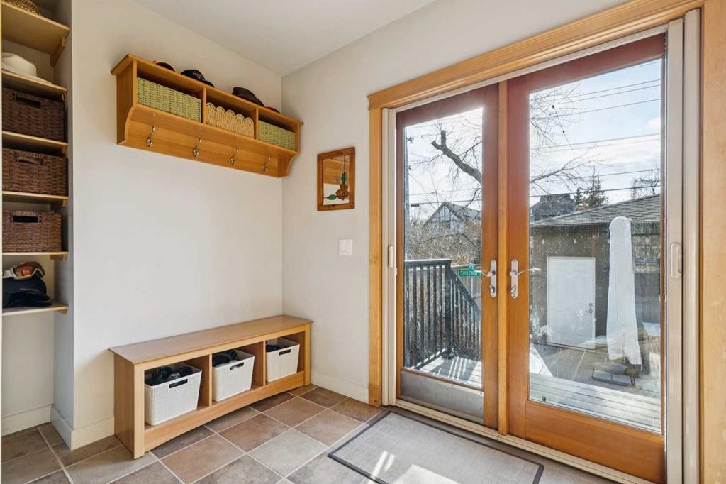 2407 Westmount Road Nw, Calgary, AB - Indoor Photo Showing Other Room