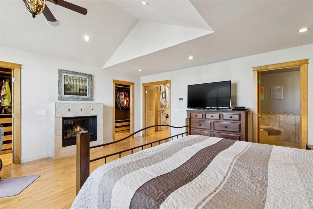 2407 Westmount Road Nw, Calgary, AB - Indoor Photo Showing Bedroom