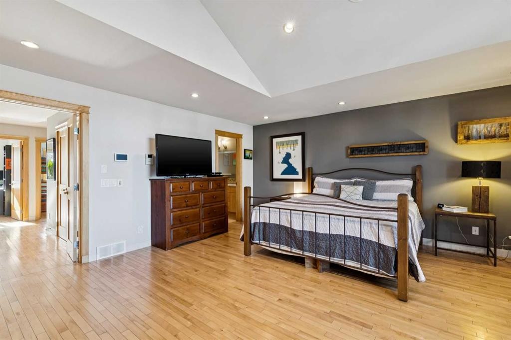 2407 Westmount Road Nw, Calgary, AB - Indoor Photo Showing Bedroom