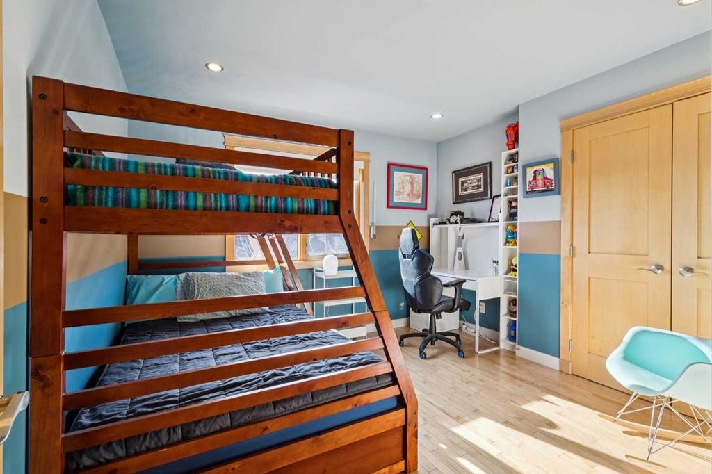 2407 Westmount Road Nw, Calgary, AB - Indoor Photo Showing Bedroom
