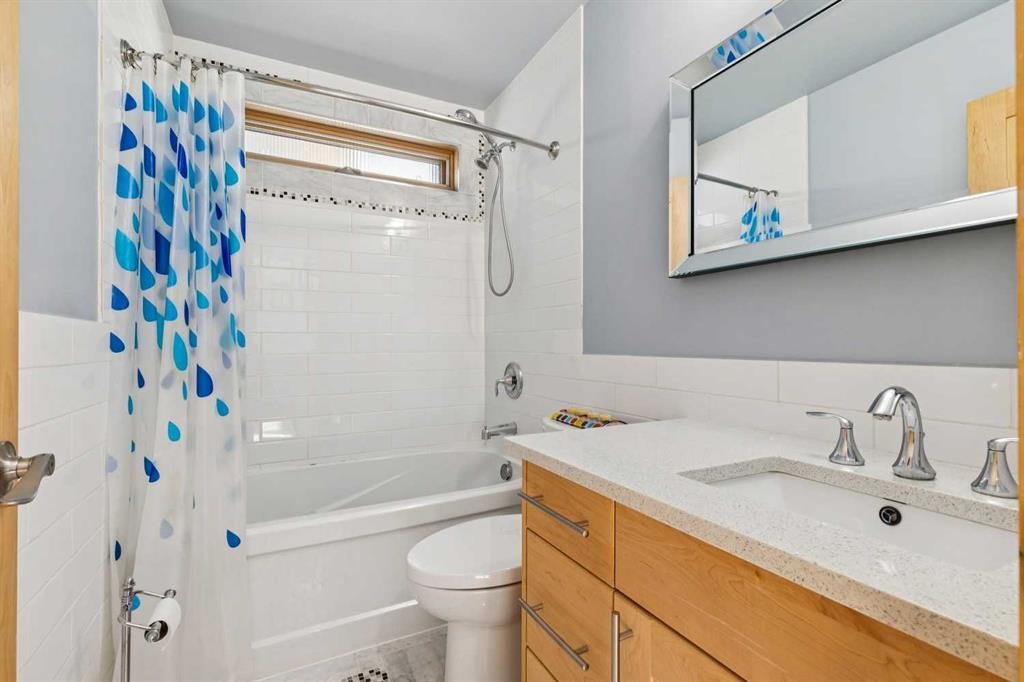 2407 Westmount Road Nw, Calgary, AB - Indoor Photo Showing Bathroom