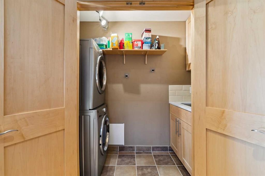 2407 Westmount Road Nw, Calgary, AB - Indoor Photo Showing Laundry Room