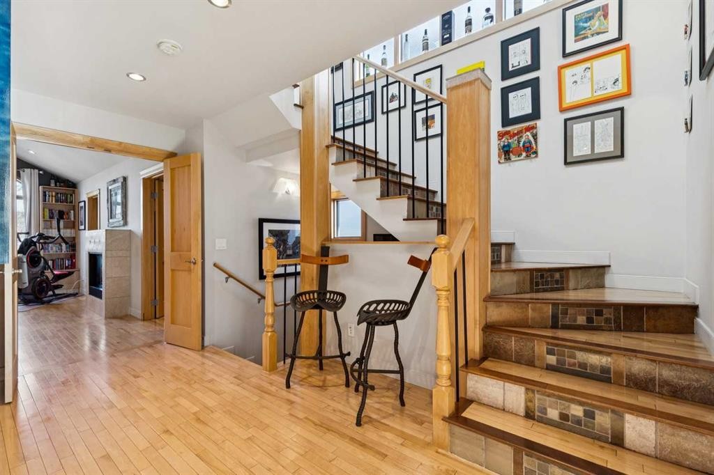 2407 Westmount Road Nw, Calgary, AB - Indoor Photo Showing Other Room