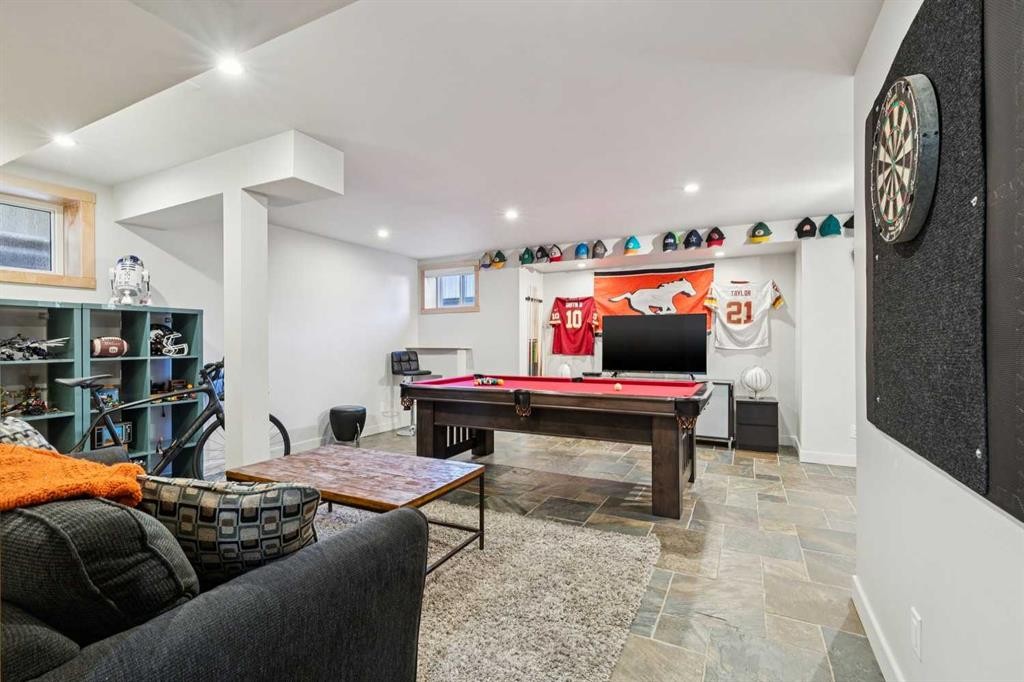 2407 Westmount Road Nw, Calgary, AB - Indoor Photo Showing Other Room