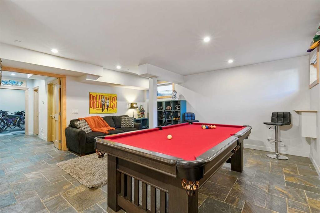 2407 Westmount Road Nw, Calgary, AB - Indoor Photo Showing Other Room