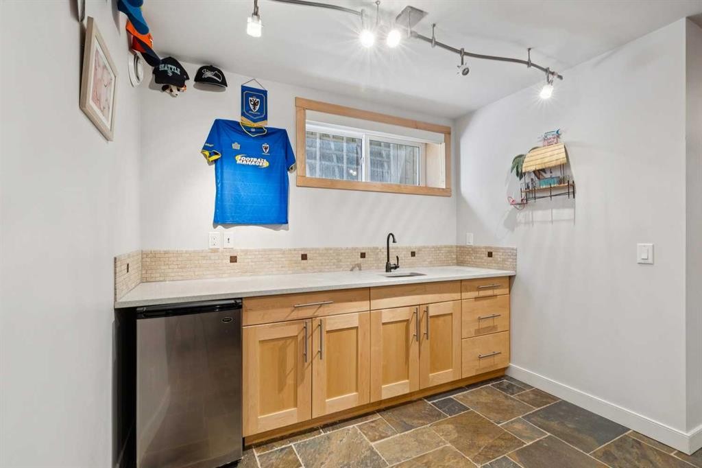 2407 Westmount Road Nw, Calgary, AB - Indoor