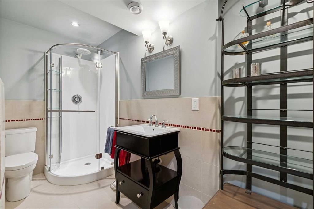 2407 Westmount Road Nw, Calgary, AB - Indoor Photo Showing Bathroom