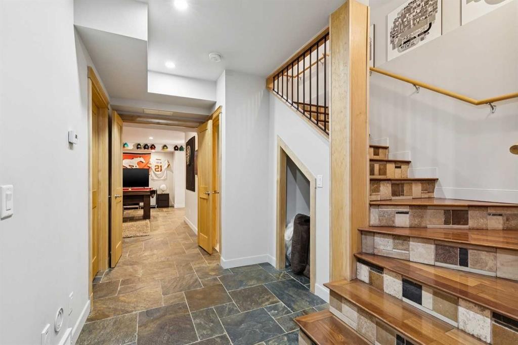 2407 Westmount Road Nw, Calgary, AB - Indoor Photo Showing Other Room