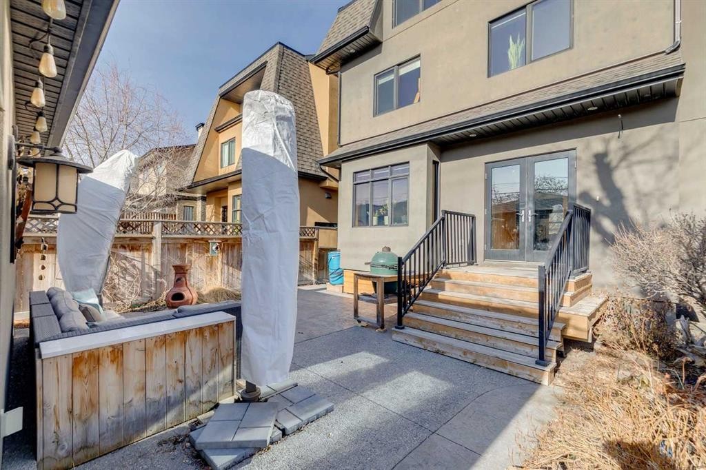 2407 Westmount Road Nw, Calgary, AB - Outdoor