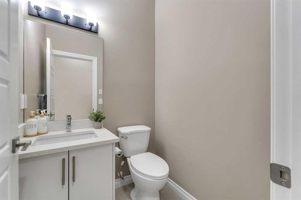 521 Corner Meadows Way Ne, Calgary, AB - Indoor Photo Showing Bathroom
