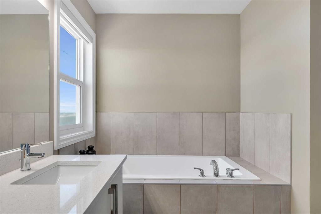521 Corner Meadows Way Ne, Calgary, AB - Indoor Photo Showing Bathroom