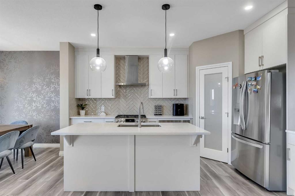 521 Corner Meadows Way Ne, Calgary, AB - Indoor Photo Showing Kitchen With Upgraded Kitchen