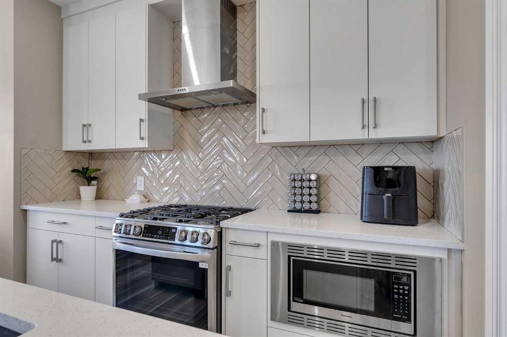 521 Corner Meadows Way Ne, Calgary, AB - Indoor Photo Showing Kitchen With Stainless Steel Kitchen With Upgraded Kitchen
