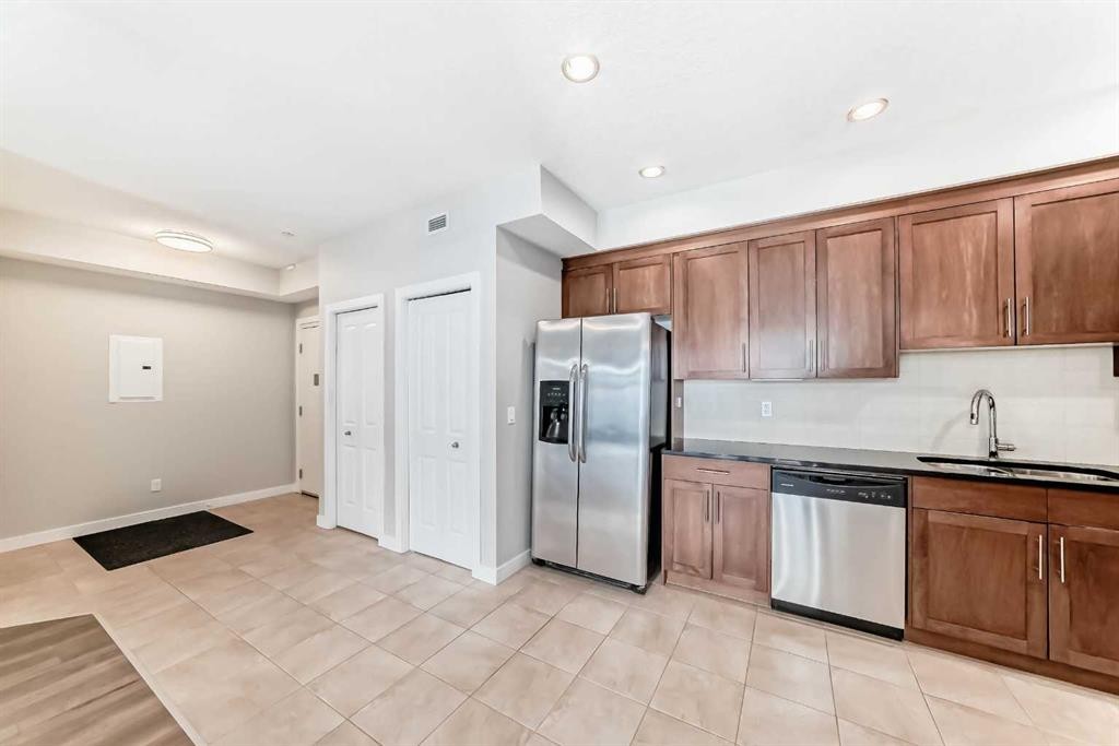 110-1005A Westmount Drive, Strathmore, AB - Indoor Photo Showing Kitchen