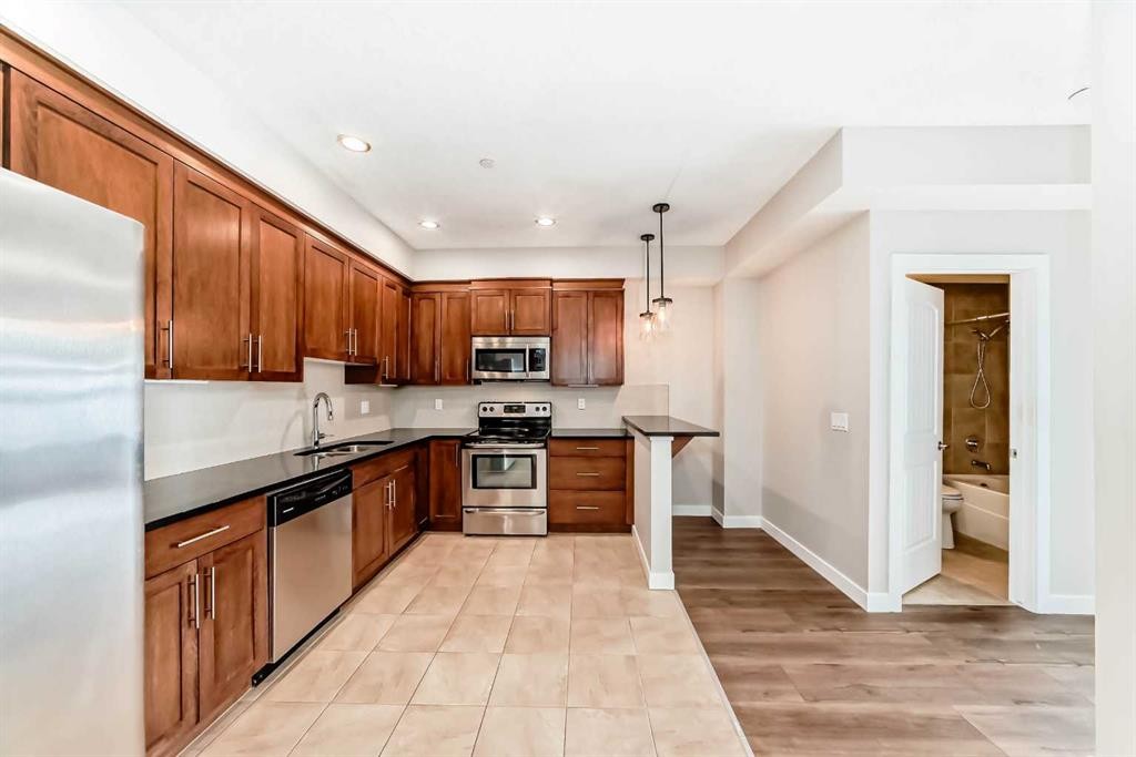 110-1005A Westmount Drive, Strathmore, AB - Indoor Photo Showing Kitchen