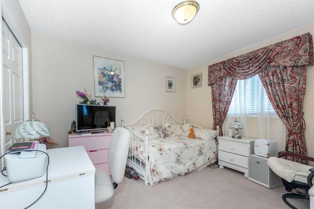 26 Citadel Crest Link Nw, Calgary, AB - Indoor Photo Showing Bedroom