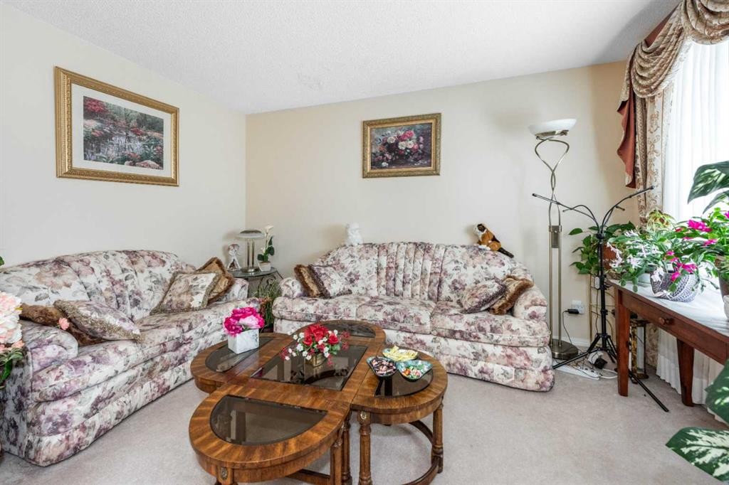26 Citadel Crest Link Nw, Calgary, AB - Indoor Photo Showing Living Room