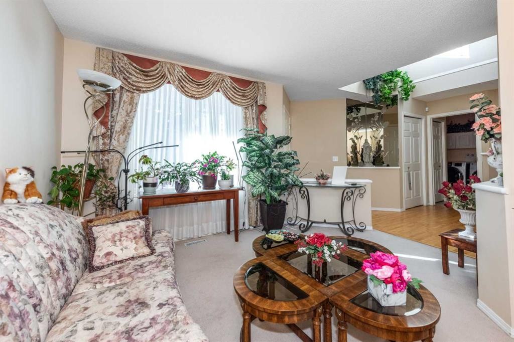 26 Citadel Crest Link Nw, Calgary, AB - Indoor Photo Showing Living Room