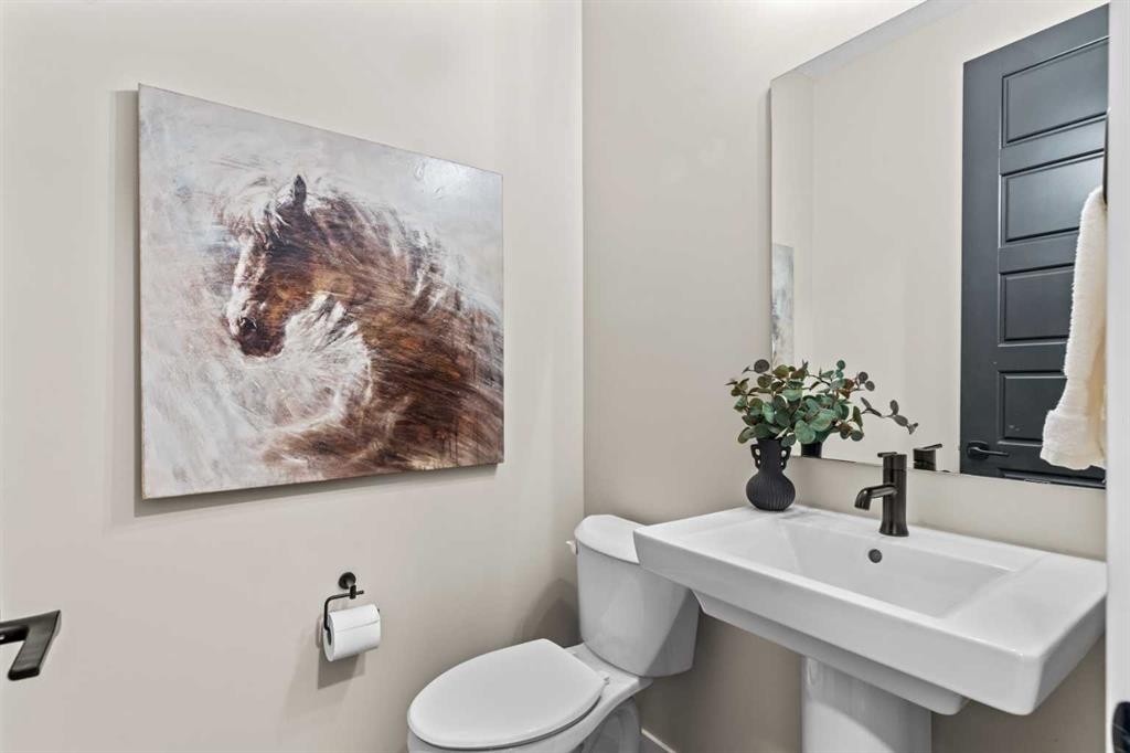 47 Sundown Crescent, Cochrane, AB - Indoor Photo Showing Bathroom