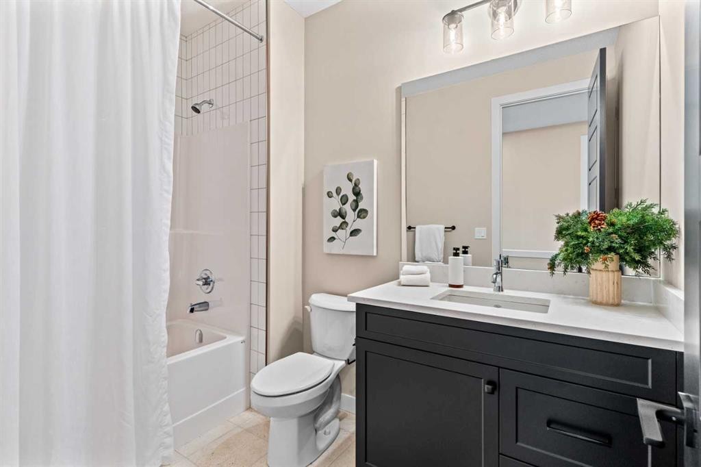 47 Sundown Crescent, Cochrane, AB - Indoor Photo Showing Bathroom