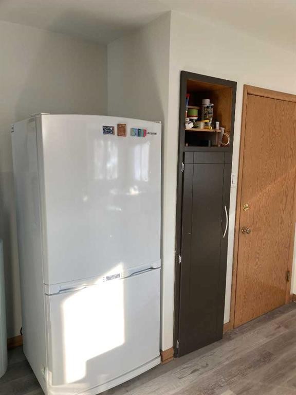 84 Waterloo Drive Sw, Calgary, AB - Indoor Photo Showing Other Room