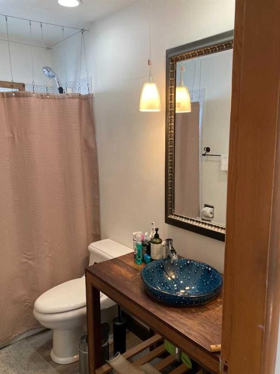 84 Waterloo Drive Sw, Calgary, AB - Indoor Photo Showing Bathroom