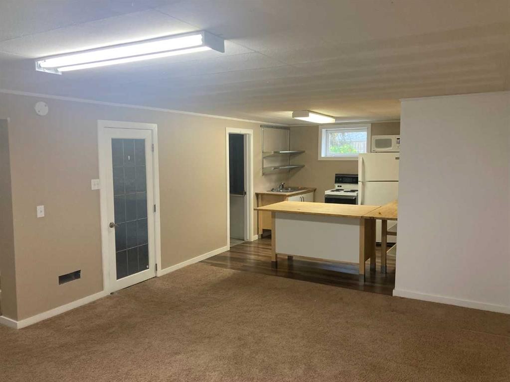 84 Waterloo Drive Sw, Calgary, AB - Indoor