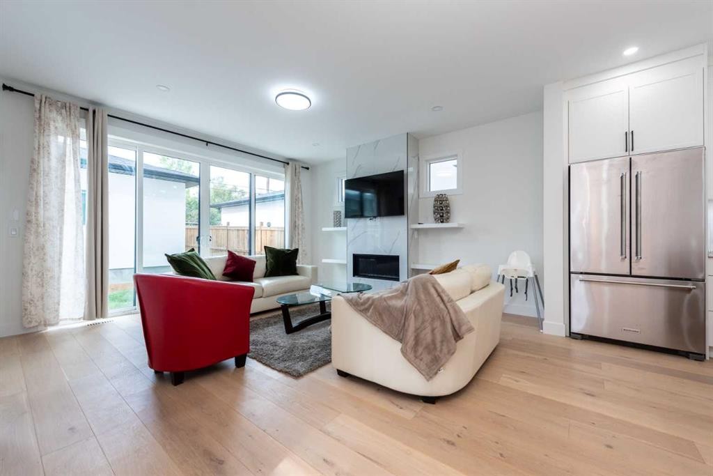 31 Harvard Street Nw, Calgary, AB - Indoor Photo Showing Living Room With Fireplace