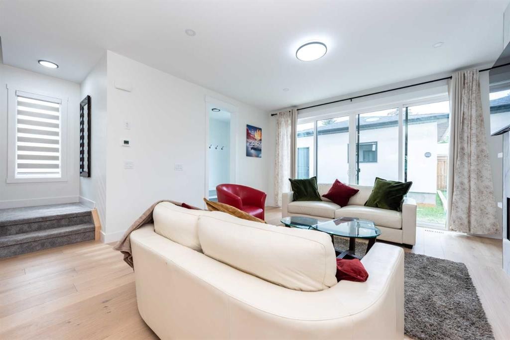 31 Harvard Street Nw, Calgary, AB - Indoor Photo Showing Living Room