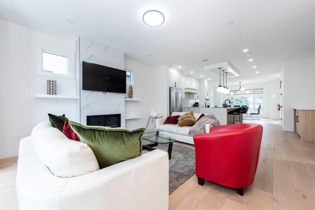 31 Harvard Street Nw, Calgary, AB - Indoor Photo Showing Living Room With Fireplace