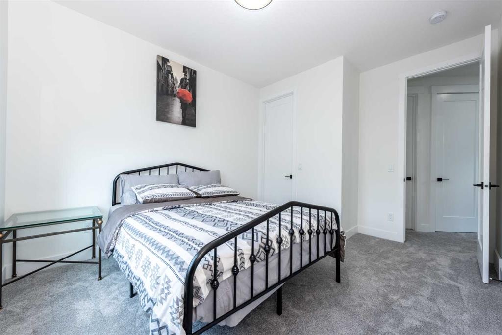 31 Harvard Street Nw, Calgary, AB - Indoor Photo Showing Bedroom