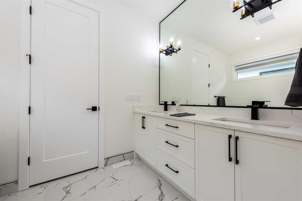 31 Harvard Street Nw, Calgary, AB - Indoor