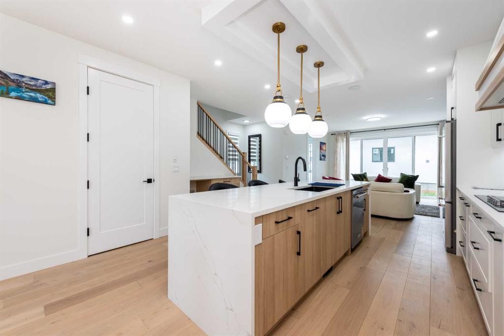31 Harvard Street Nw, Calgary, AB - Indoor Photo Showing Kitchen With Upgraded Kitchen