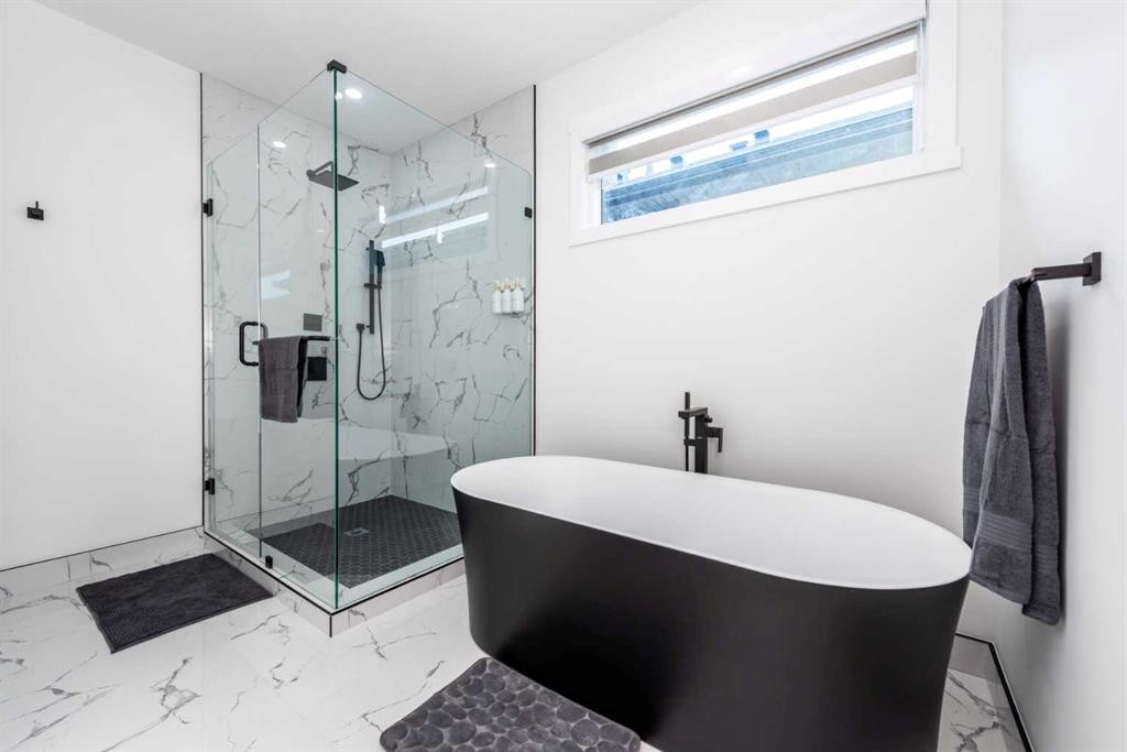 31 Harvard Street Nw, Calgary, AB - Indoor Photo Showing Bathroom