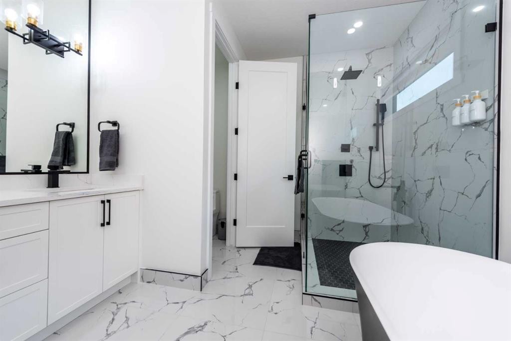 31 Harvard Street Nw, Calgary, AB - Indoor Photo Showing Bathroom