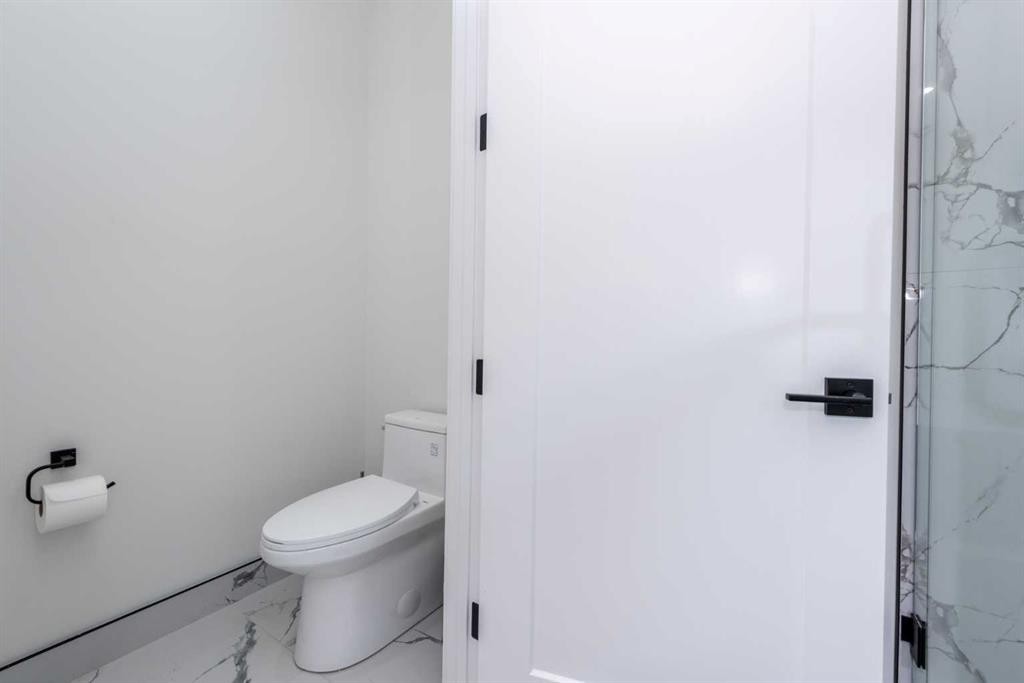 31 Harvard Street Nw, Calgary, AB - Indoor Photo Showing Bathroom