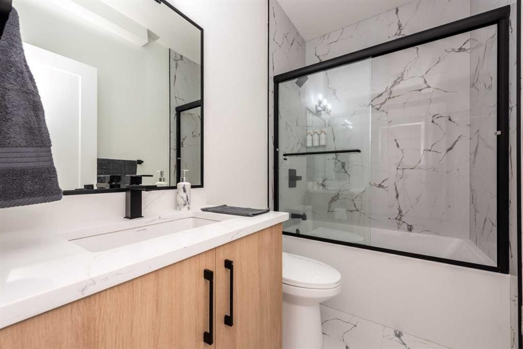 31 Harvard Street Nw, Calgary, AB - Indoor Photo Showing Bathroom