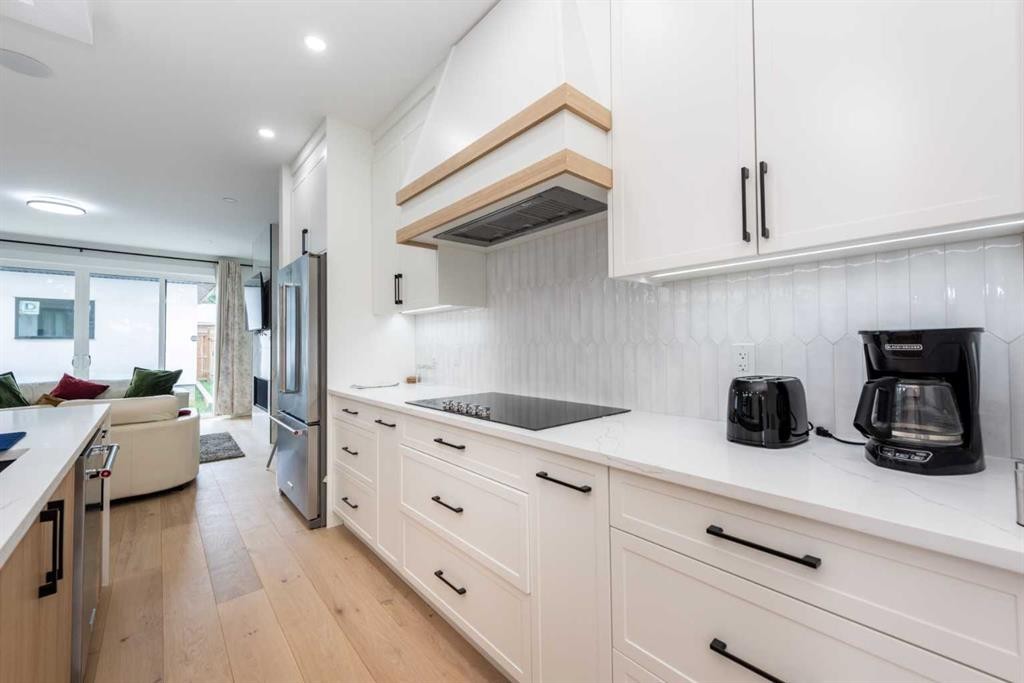 31 Harvard Street Nw, Calgary, AB - Indoor Photo Showing Kitchen With Upgraded Kitchen