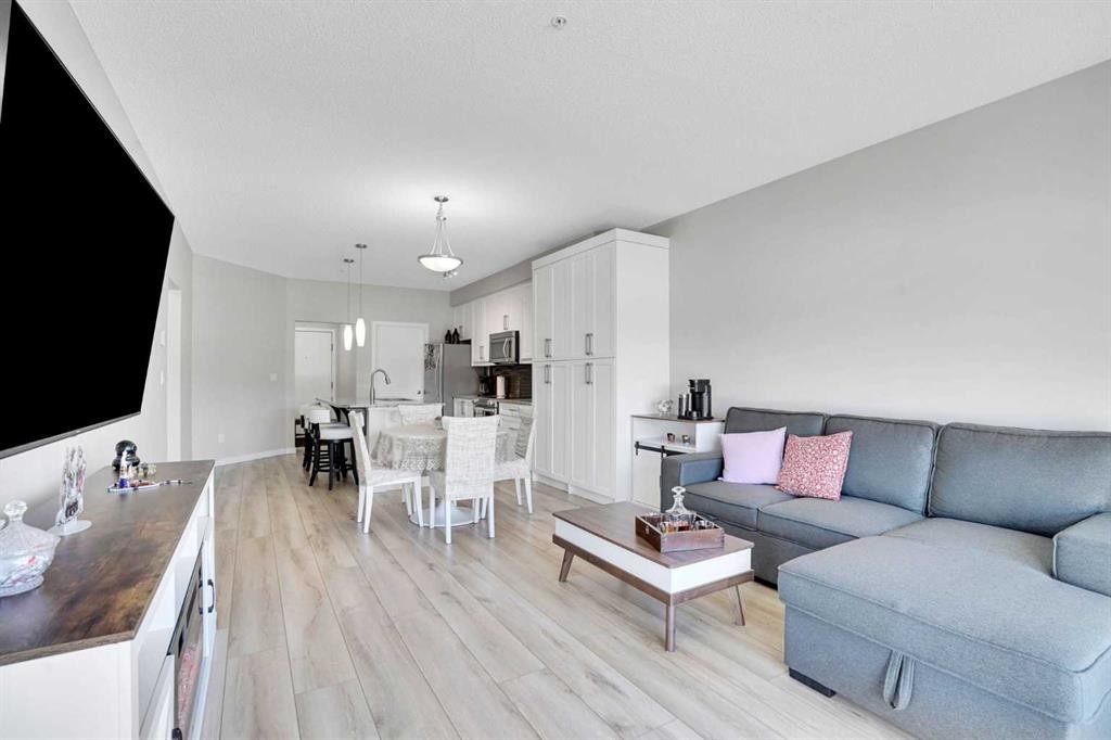 208-402 Marquis Lane Se, Calgary, AB - Indoor Photo Showing Living Room