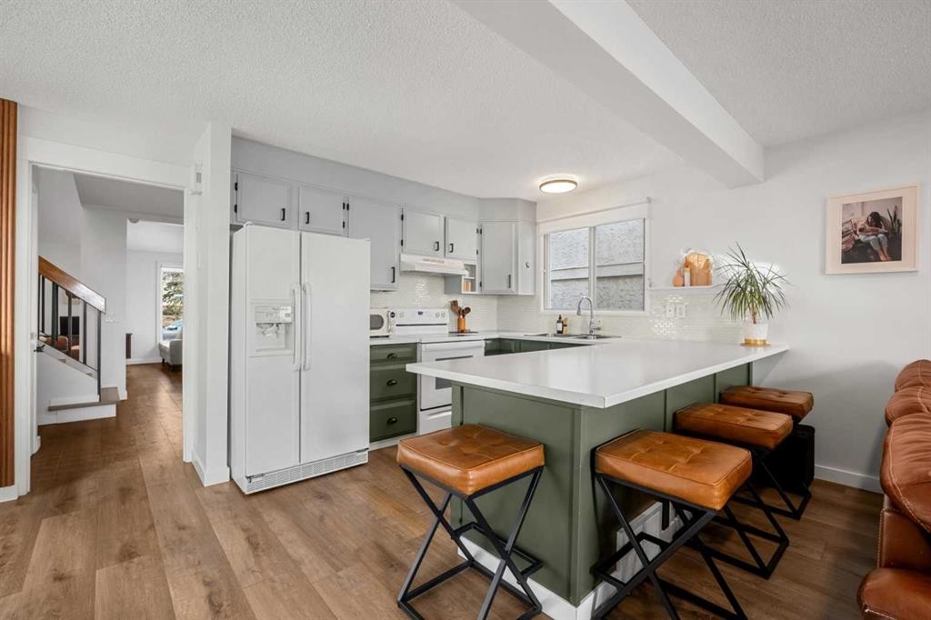 55 Coach Gate Way Sw, Calgary, AB - Indoor Photo Showing Kitchen