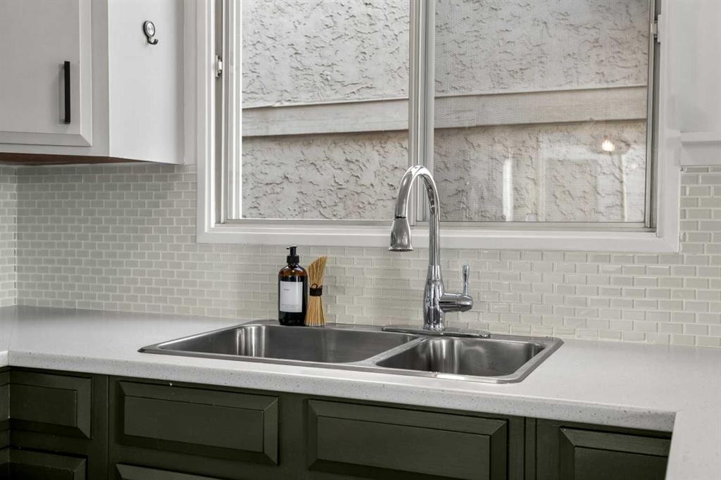 55 Coach Gate Way Sw, Calgary, AB - Indoor Photo Showing Kitchen With Double Sink With Upgraded Kitchen