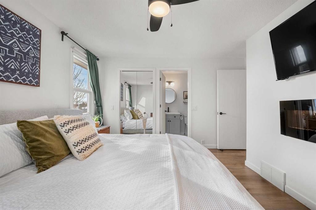 55 Coach Gate Way Sw, Calgary, AB - Indoor Photo Showing Bedroom