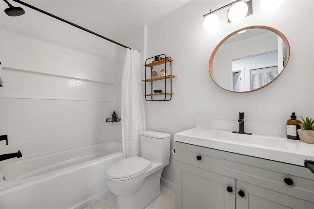 55 Coach Gate Way Sw, Calgary, AB - Indoor Photo Showing Bathroom