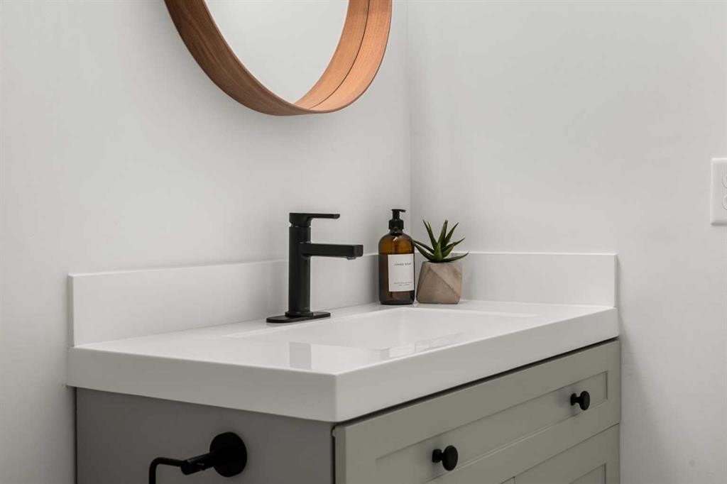 55 Coach Gate Way Sw, Calgary, AB - Indoor Photo Showing Bathroom