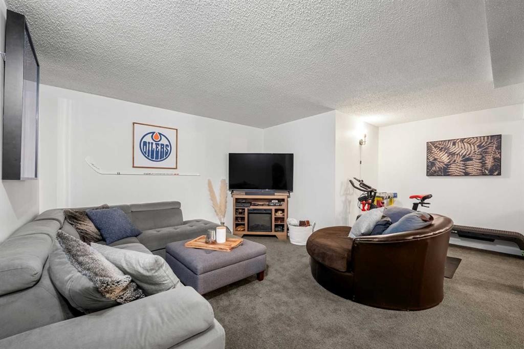 55 Coach Gate Way Sw, Calgary, AB - Indoor Photo Showing Living Room