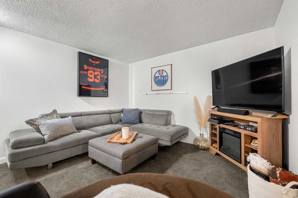 55 Coach Gate Way Sw, Calgary, AB - Indoor Photo Showing Living Room